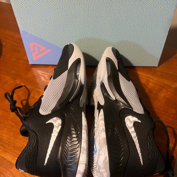 Nike Zoom Freak 4 DJ6149-001 Black/Light Gray Men Basketball Shoes Oreo - Picture 8 of 9